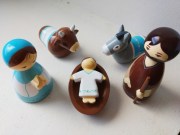 Crèche bois pour jouer : Jésus, marie, Joseph, l'âne et le bœuf.